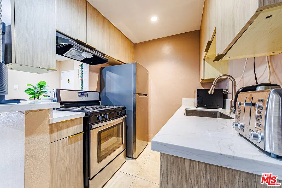 9 bed, 10.0 bath, 6524 sqft, $2,700 — Photo 3
