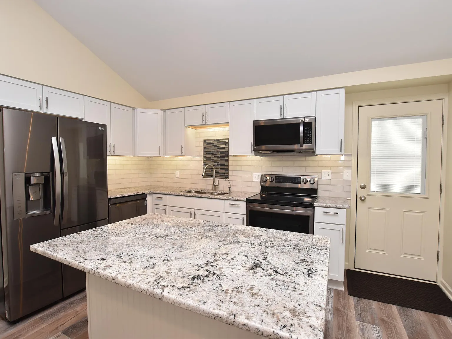 3 bed, 1.5 bath, 1400 sqft, $2,250 — Photo 3