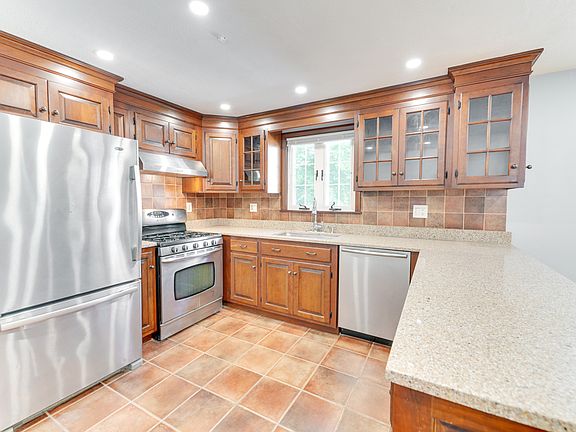 4th image of 182 Safford St Unit 1
