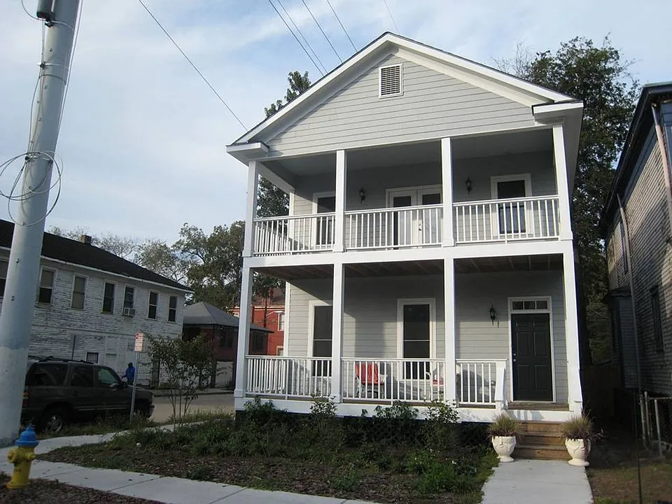 220 W 35th St