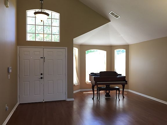 3rd image of 820 Rogers Ct