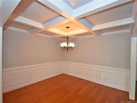 5th image of 2106 Queen Elizabeth Ln