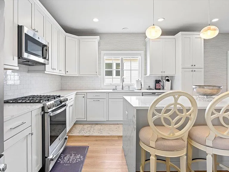 208 N Surrey Ave — Photo 6