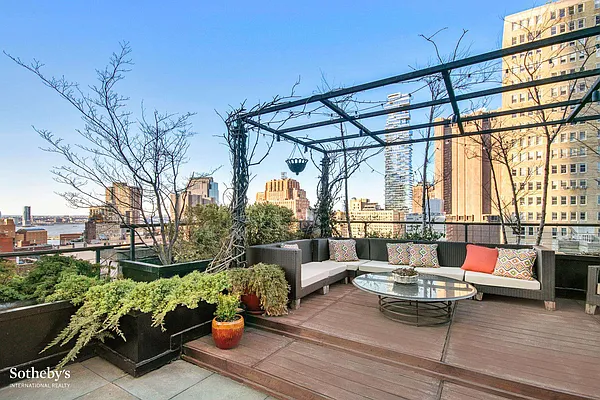 Sold by Sotheby's International Realty | media 1
