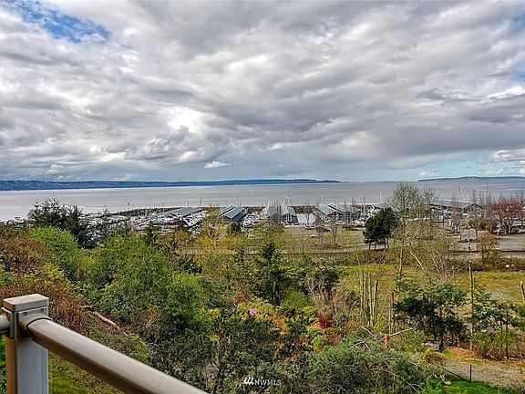 Views of the Water, Boat/Ferry Traffic & City 