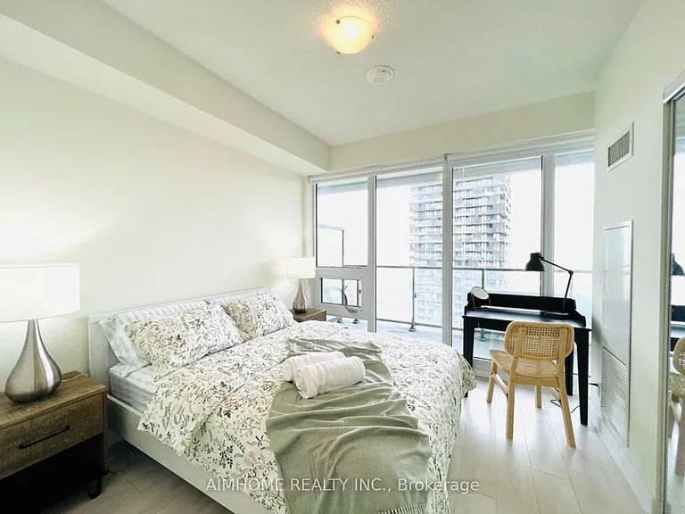 2221 Yonge St #5202 — Photo 12