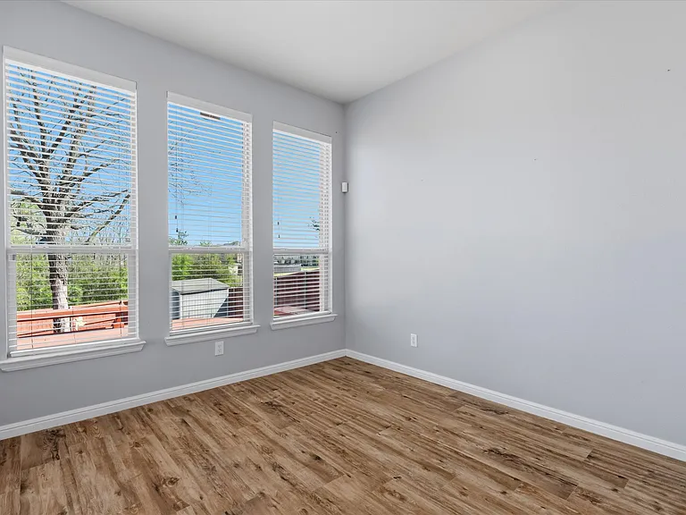 4114 Lee Hutson Dr — Photo 17