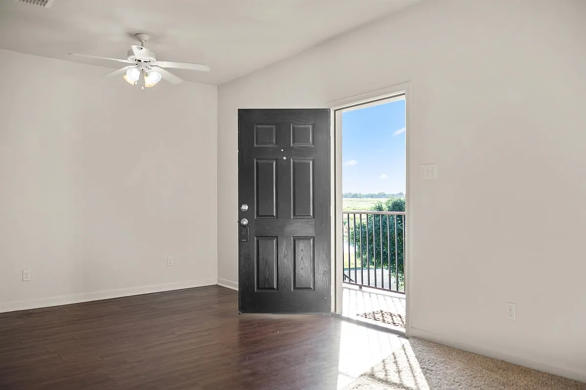 2108 2114 Breezy Dr - 2112 Breezy — Photo 2