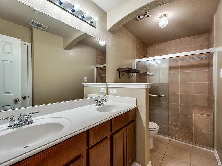1123 Sophia St — Photo 5