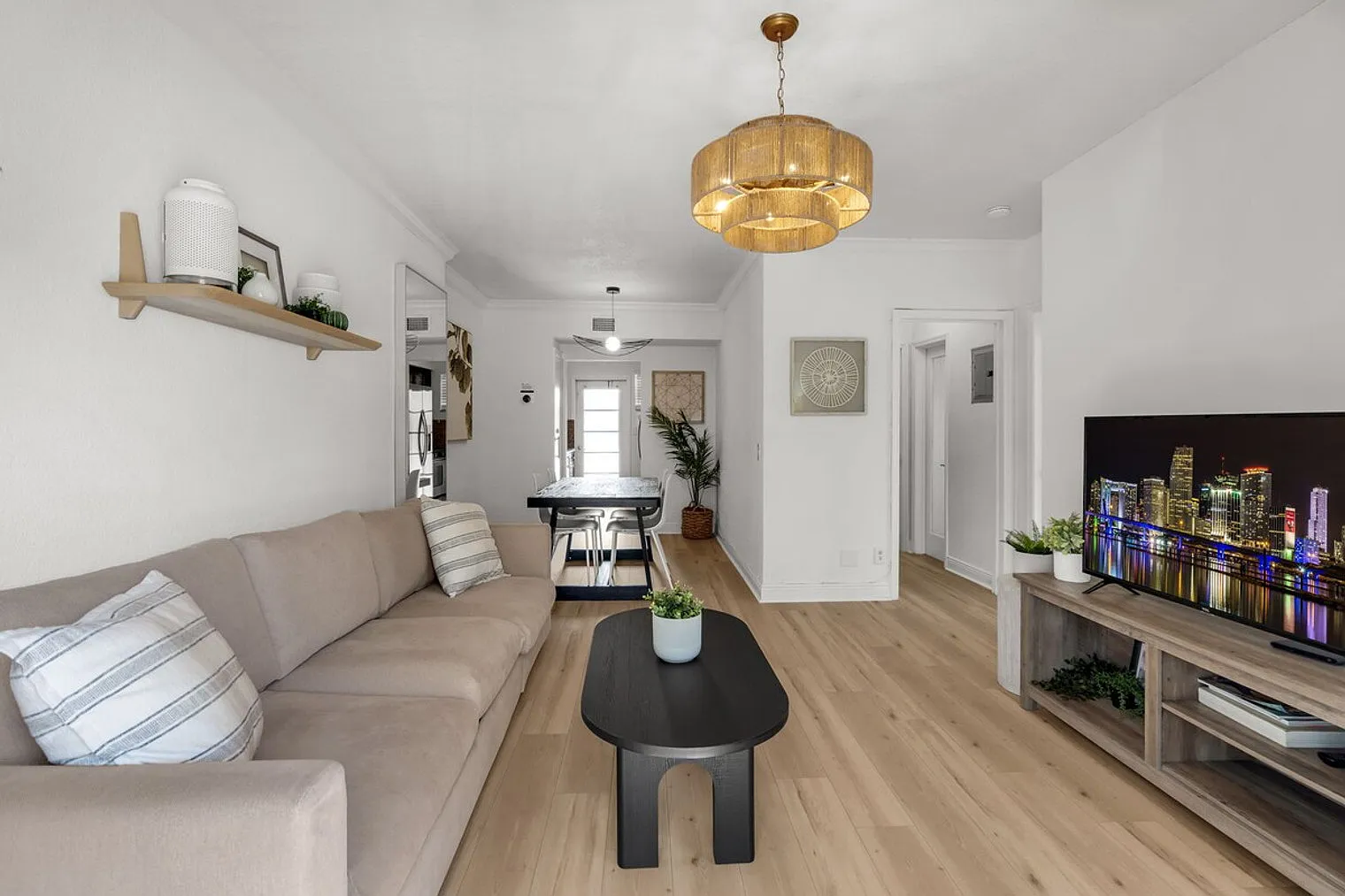 2 bed, 1.0 bath, 699 sqft, $5,156 — Photo 2