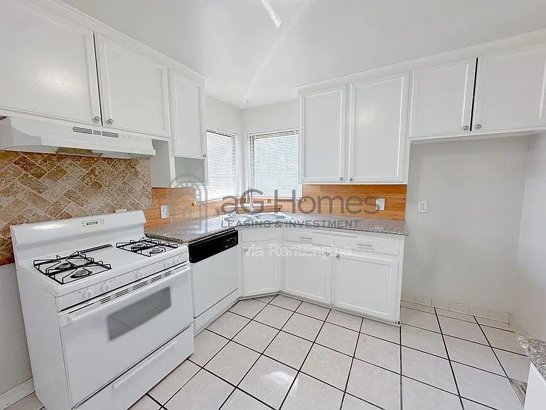 3032 NW 70th St — Photo 3