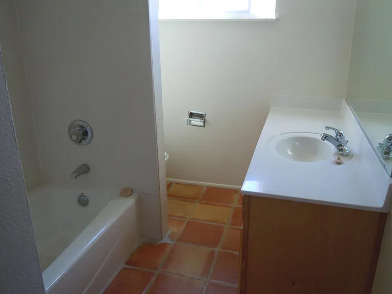 1800 Vassar Dr NE #D — Photo 2