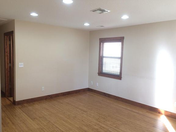 3rd image of 1069 E Crandall Ave