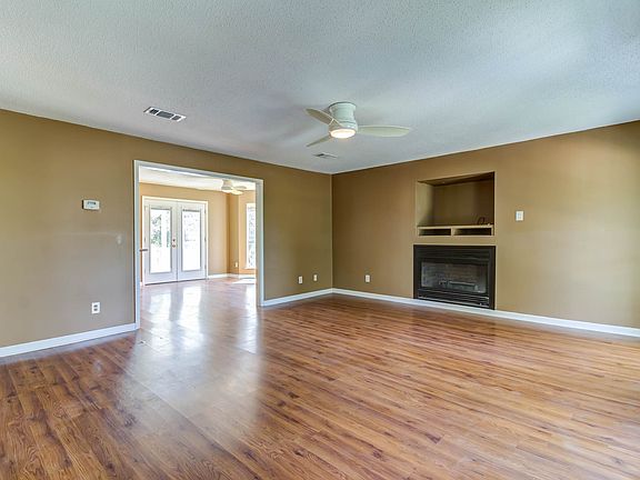 3rd image of 204 Fernwood Dr