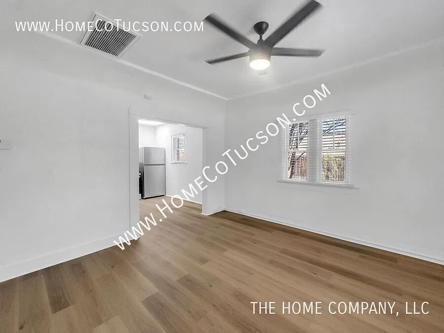 2425 N. Goyette Avenue Charming Historic Home with Bonus Room & Fenced Yard — Photo 3