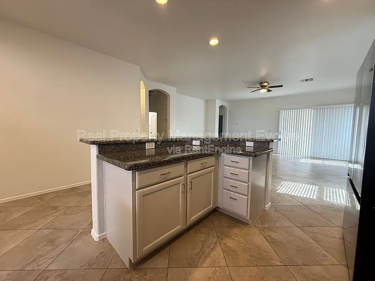11913 W Jackson St — Photo 7