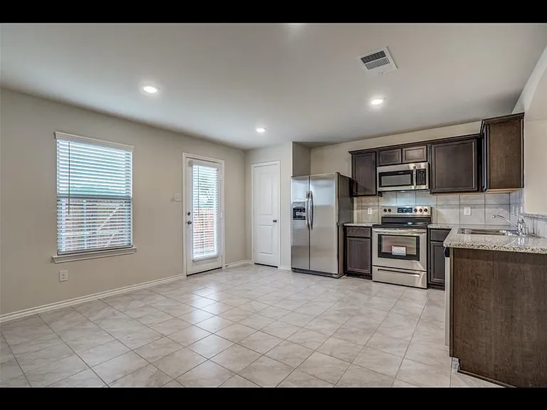 2426 Lupton St — Photo 6