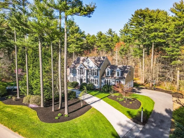 69 Paradise Ln, Rochester, MA 02770