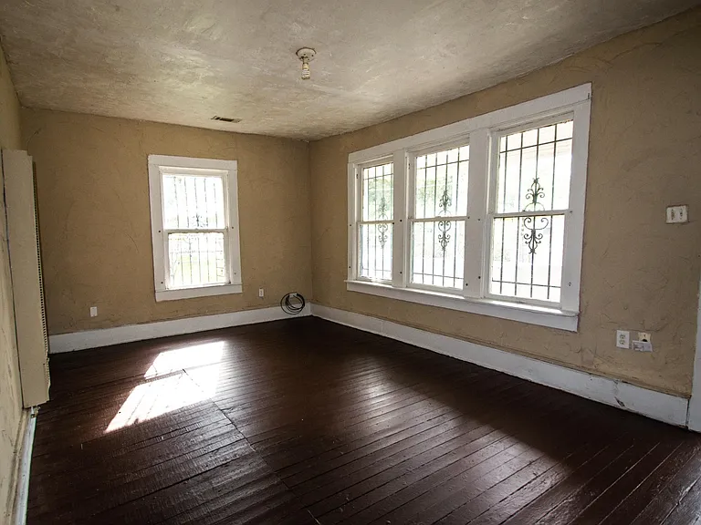 4306 Metropolitan Ave — Photo 2
