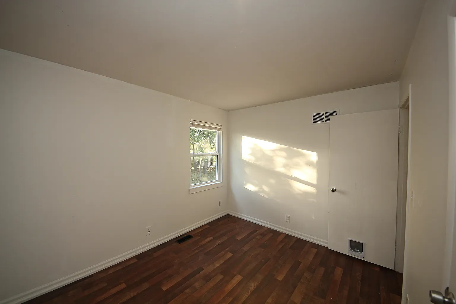 3 bed, 1.5 bath, 1400 sqft, $1,600 — Photo 4