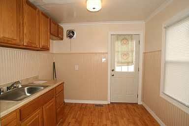 Updated kitchen w/laminate flooring
