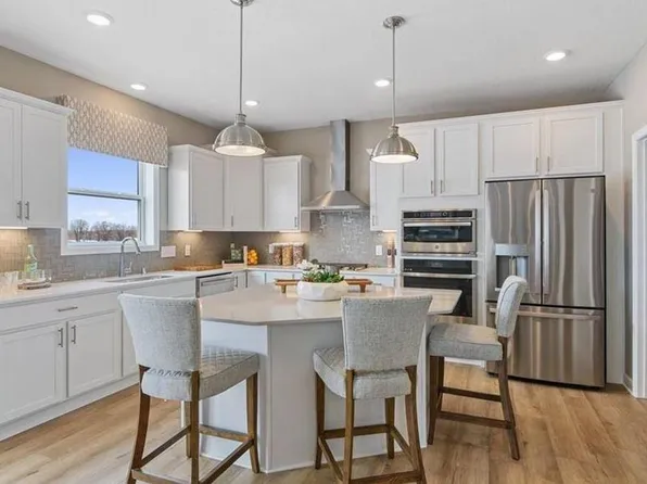 1903 Balsam Dr, Carver, MN 55315