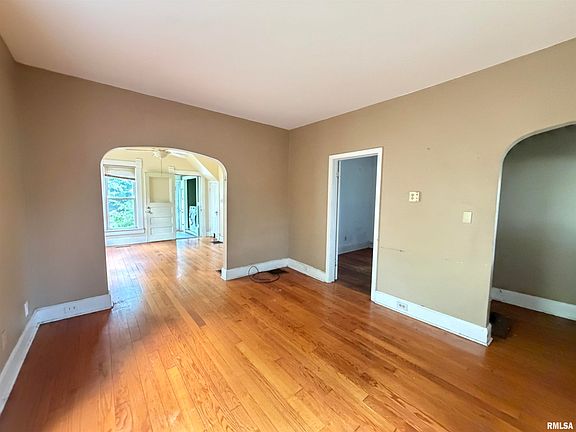 4th image of 696 Arnold St