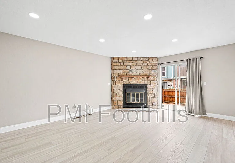 2578 E Nichols Cir — Photo 3