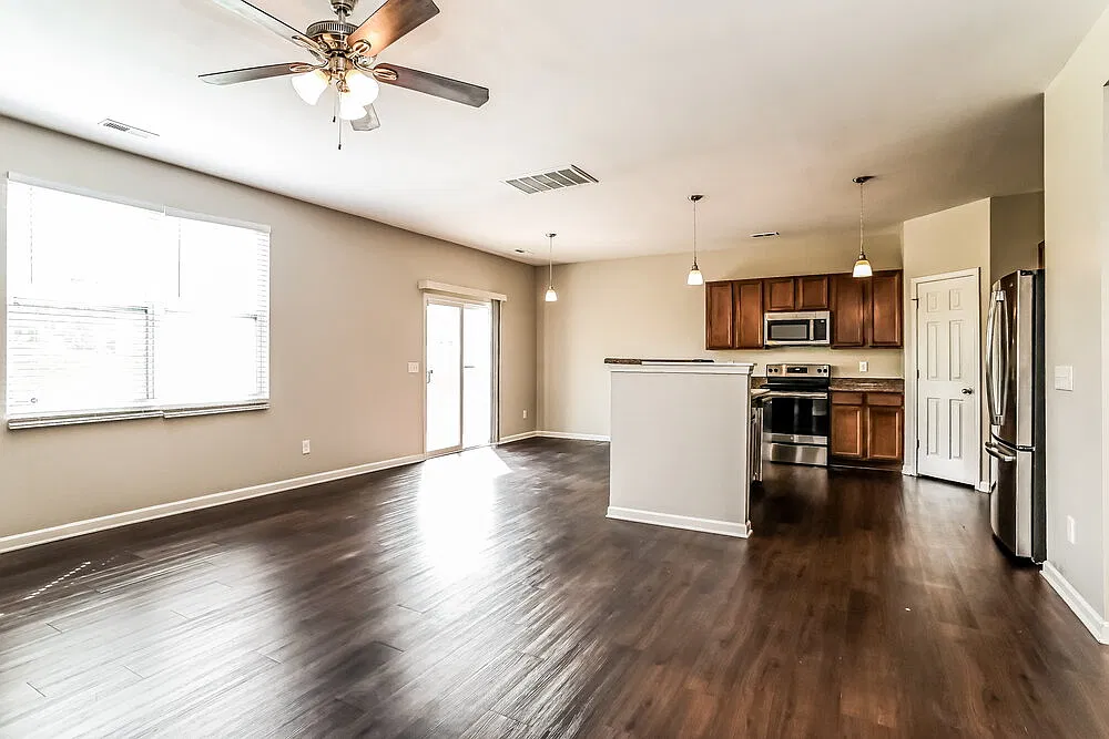 3 bed, 2.5 bath, 2392 sqft, $2,265 — Photo 4