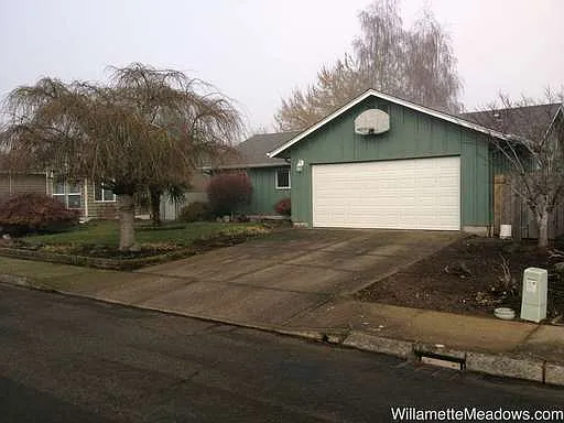 999 Juniper St N photo 1