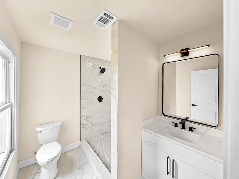 1122 N Pine St — Photo 14