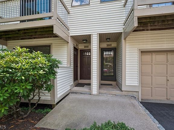 3rd image of 2902 Hemlock Pl