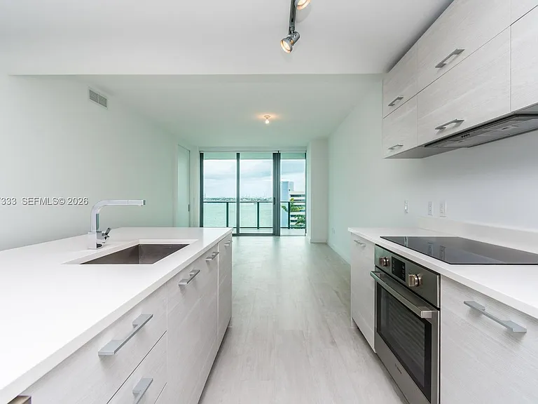 650 NE 32nd St #805 — Photo 3