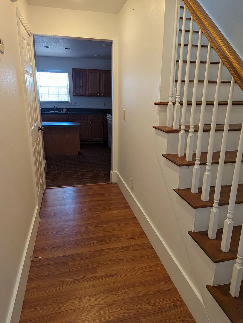 Farm House on Acreage for Rent — Photo 4
