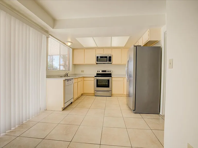 665 N Banff Ave — Photo 11
