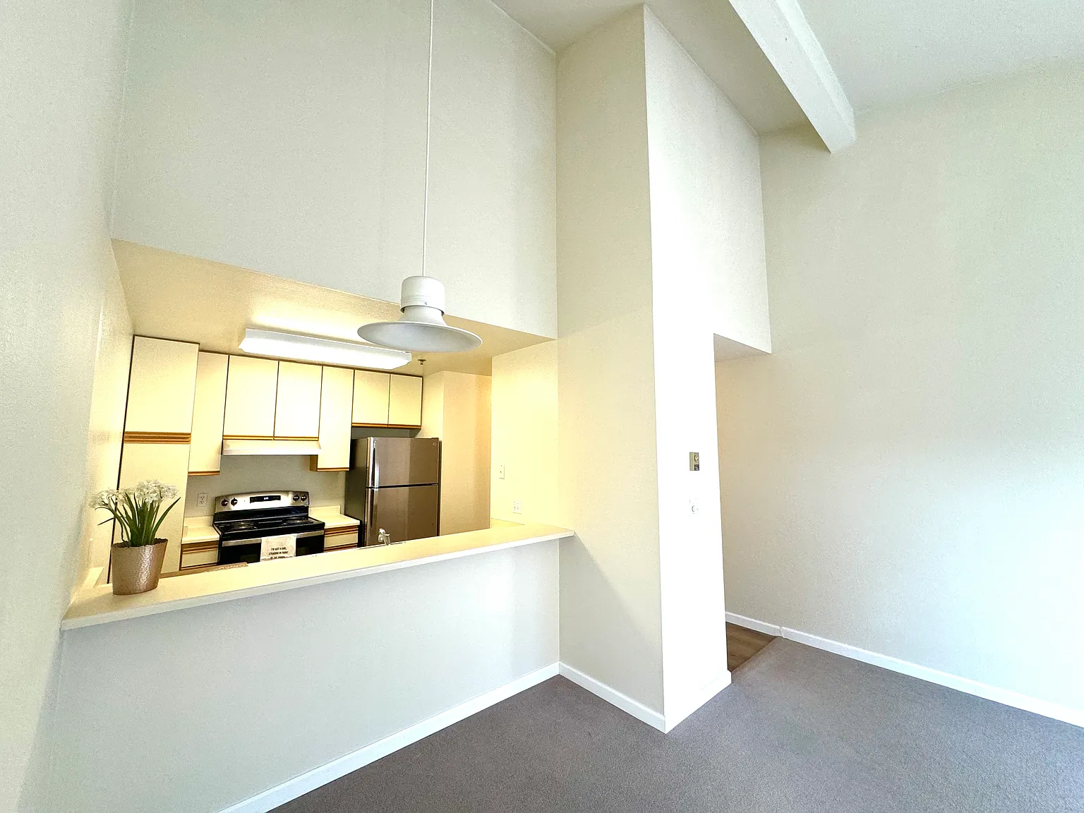 BROADWAY MANOR — Photo 2