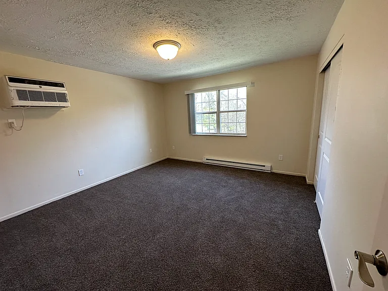 Pleasant Valley Apartments — Photo 19