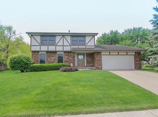 8220 Parkview Dr, Urbandale, IA 50322