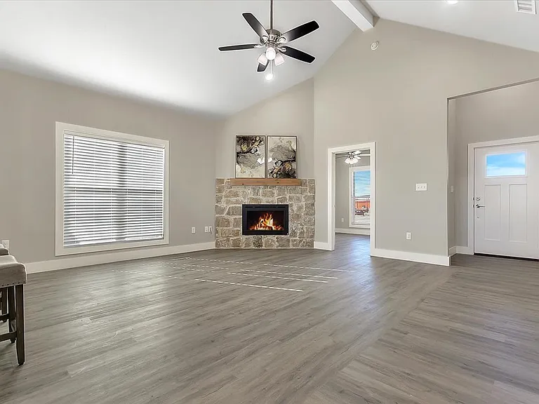 132 Calvin Dr — Photo 3