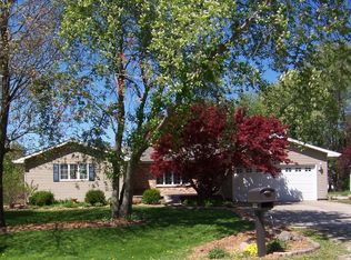 12091 Maple Hill Dr, Farmer City, IL 61842