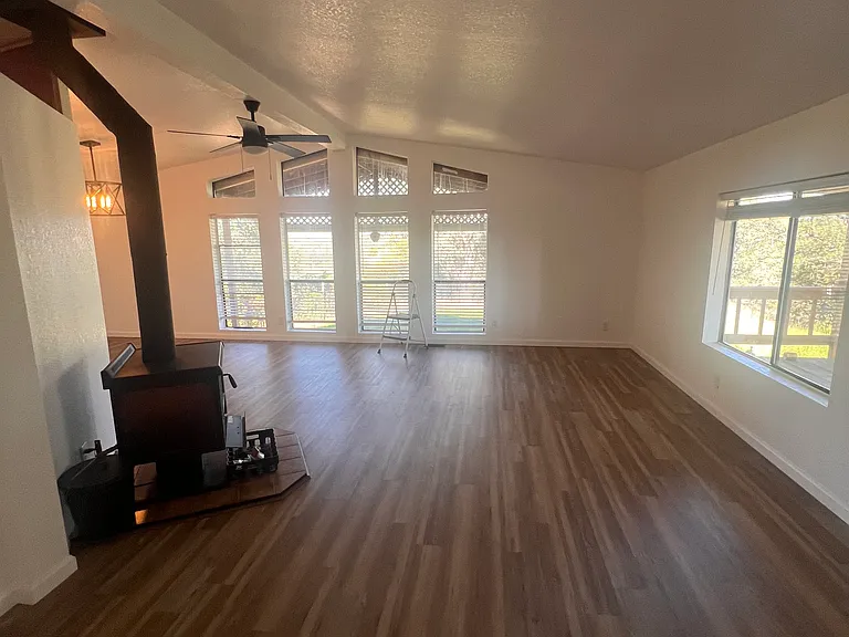 16075 Jellys Ferry Rd — Photo 10