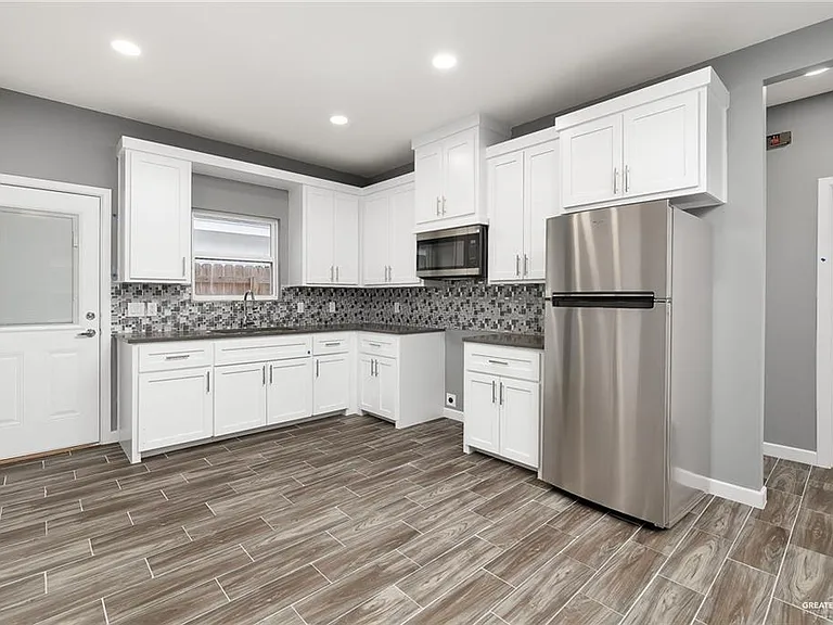 428 E Acacia St #4 — Photo 6