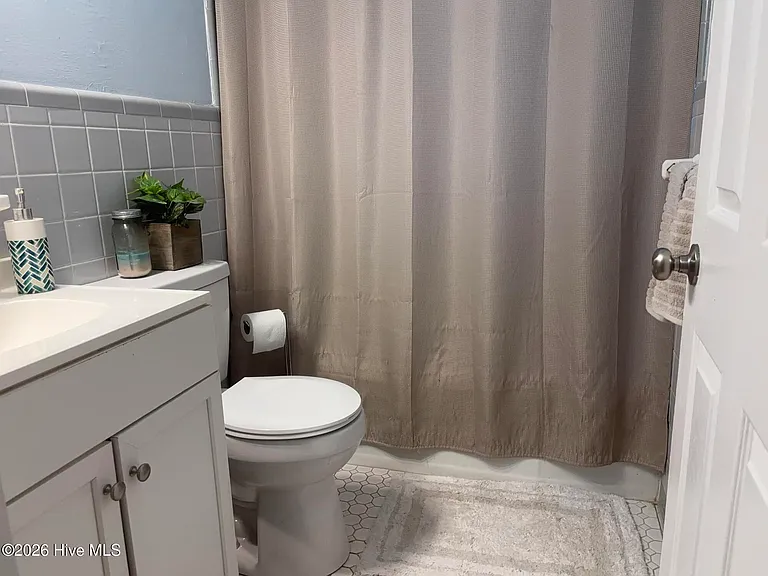 539 Martin Ln — Photo 16