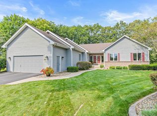 1071 Barbara Ct, Chanhassen, MN 55317