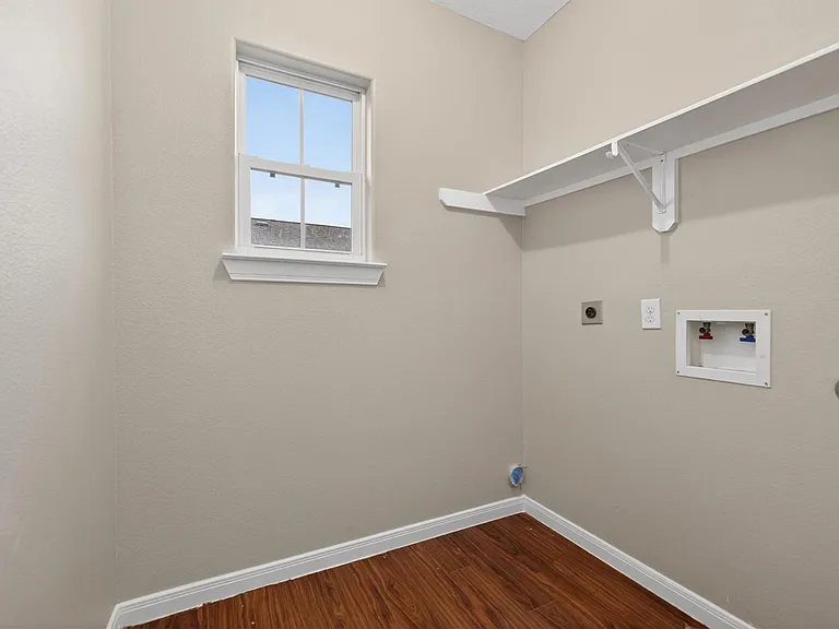 2212 Victory St — Photo 4