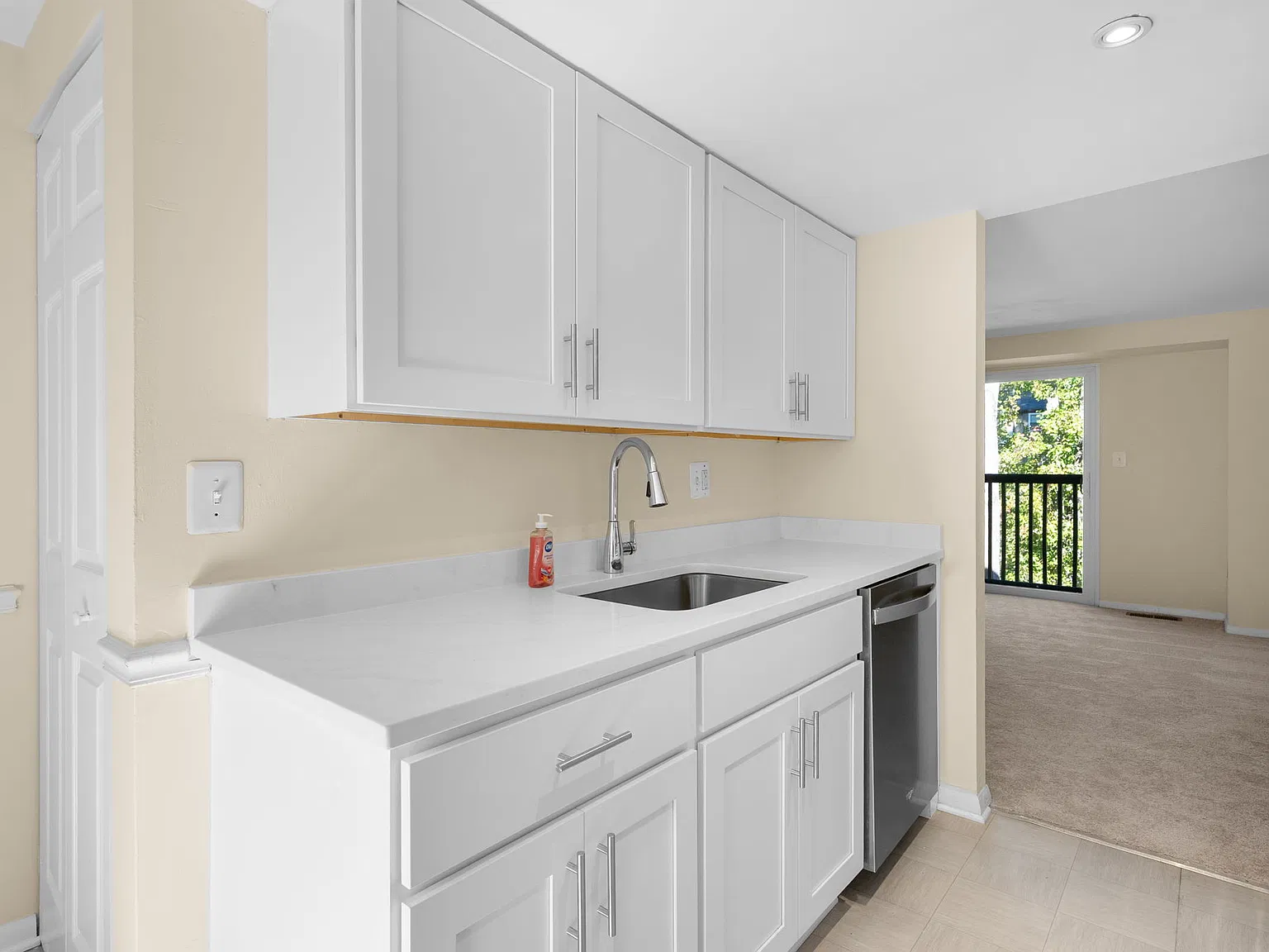 3 bed, 2.5 bath, 1380 sqft, $2,600 — Photo 3