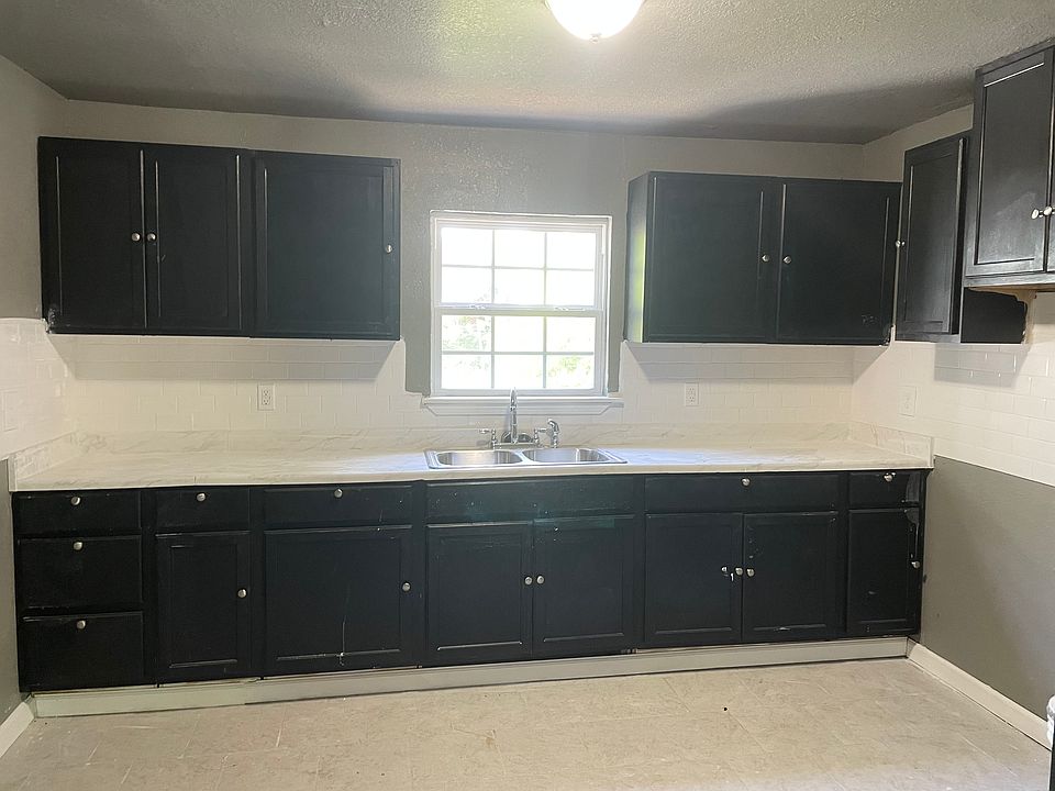 2nd image of 614 E 27th Pl N