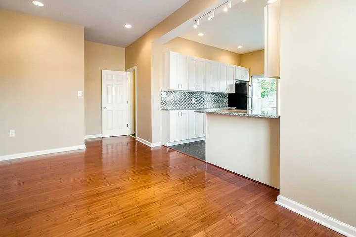2501 Carpenter St #2 — Photo 4