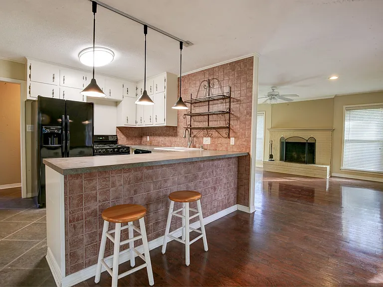 505 Evergreen St — Photo 3