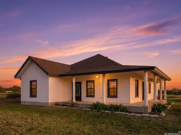 113 Private Road 6744, Natalia, TX 78059